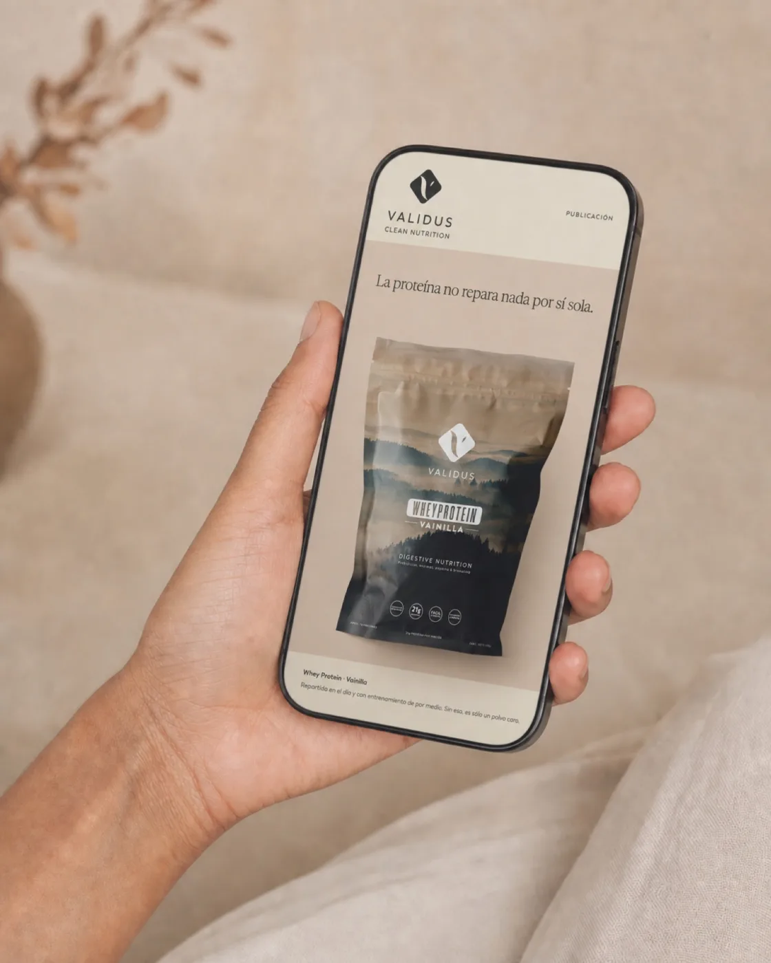 Teléfono en la mano mostrando una publicación Validus