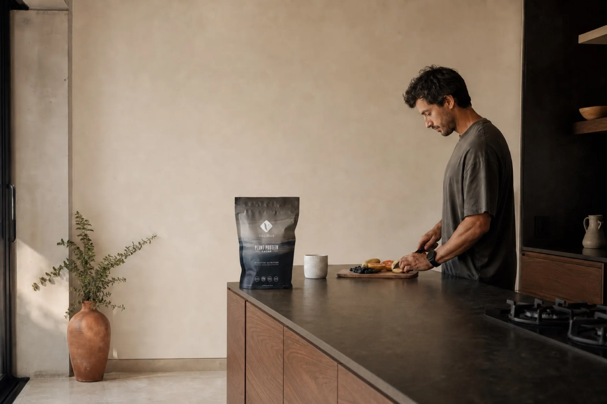 Cocina cotidiana con un empaque Validus sobre la barra